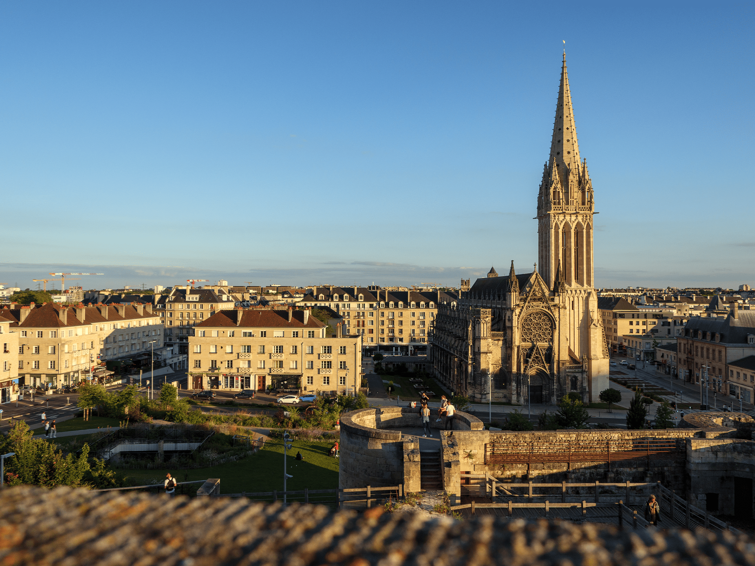 Inscrite au Barreau de Caen, Pauline Guilbault est avocate en droit des affaires.